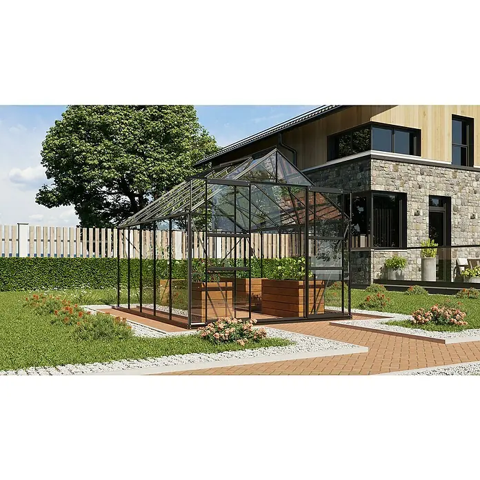 Vitavia Gewächshaus Mars 8300 Plus - Außenmaß inkl. Dachüberstand (B x T): 257 x 321 cm, 3 mm, Schwarz - Nahaufnahme eines Gewächshauses mit Pflanzenbeeten im Garten vor einem modernen Haus. Die Konstruktion ist schwarz und aus Glas.