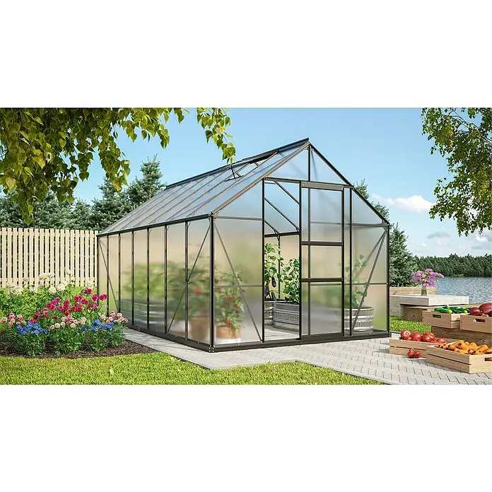 Vitavia Gewächshaus Merkur 11500 Plus - Außenmaß inkl. Dachüberstand (B x T): 257 x 445 cm, 6 mm, Schwarz - Ein geräumiges Gewächshaus mit Pflanzen und Gemüse, umgeben von Blumen und Bäumen im Garten, bietet reichlich Platz für den Anbau.