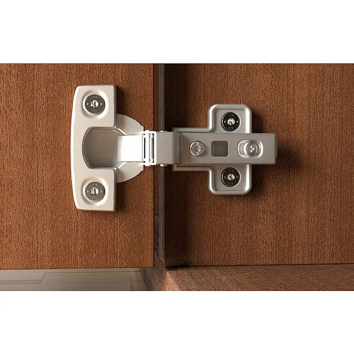 Fischer Tornillo universal PowerFast II FPF II CZF - Ø x L: 3,5 x 16 mm, Pozidriv - Primer plano de una bisagra de mueble plateada unida a una puerta de madera, destacando el mecanismo y los herrajes de la bisagra.
