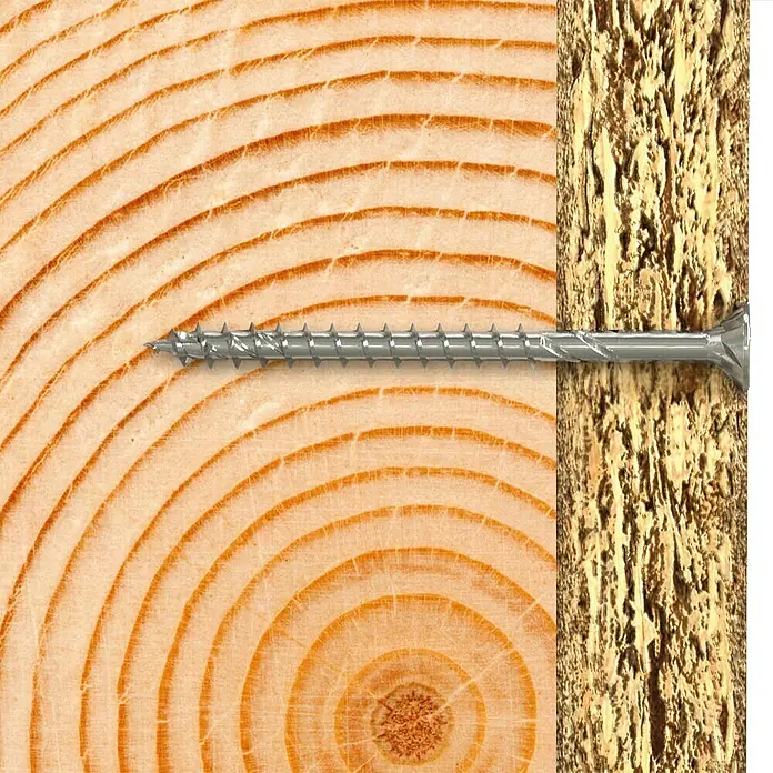 Fischer Tornillo universal PowerFast II FPF II CZP - Ø x L: 5 x 60 mm, 50 ud., Pozidriv - Una toma detallada de un tornillo para madera atornillado en dos pedazos de madera, mostrando la veta de la madera.
