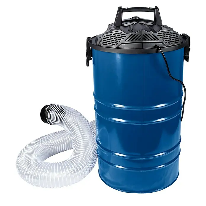 Scheppach Absauganlage DC100 - Luftleistung: 215 m³/h, 65 l, 1.200 W - Ein blauer Aschesauger mit schwarzem Deckel und Griff, sowie einem transparenten Schlauch. Das Gerät steht vor einem schwarzen Hintergrund.