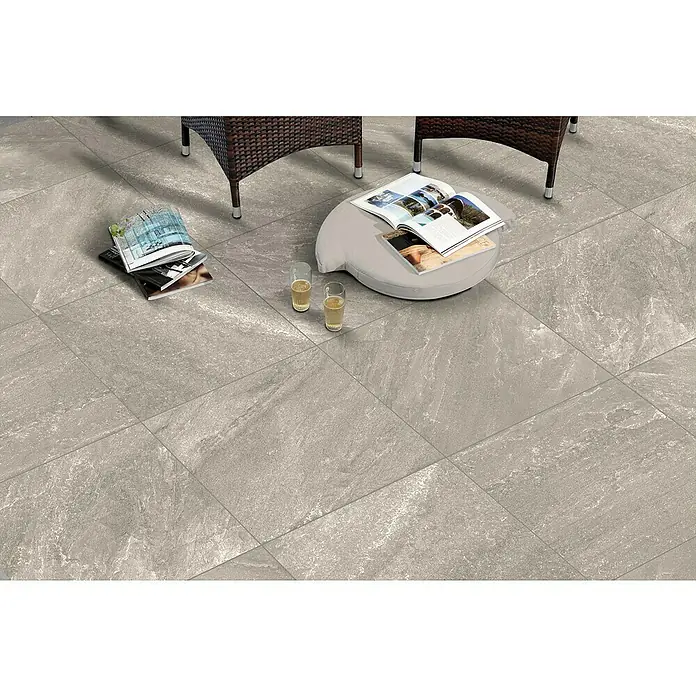 Terrassenfliese Cera 2.0 - 80 x 80 x 2 cm, Quarz Grigio, Matt - Graue Bodenfliesen aus Feinsteinzeug mit zwei Zeitschriften und zwei Gläsern. Diese Fliesen verleihen jedem Raum einen modernen Touch.