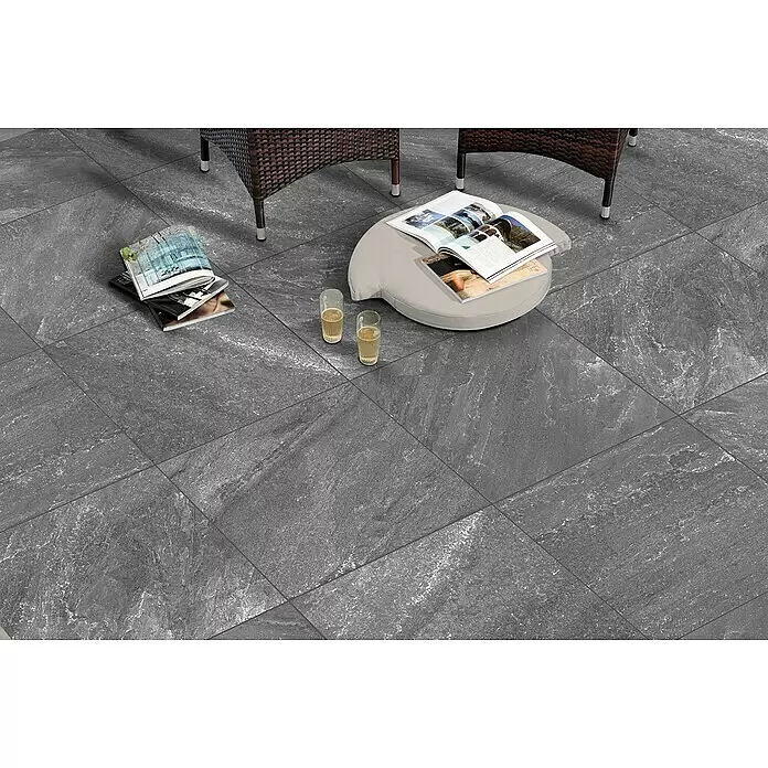 Terrassenfliese Cera 2.0 - 80 x 80 x 2 cm, Quarz Nero, Matt - Dunkelgraue Outdoor-Fliesen in Natursteinoptik auf einer Terrasse.