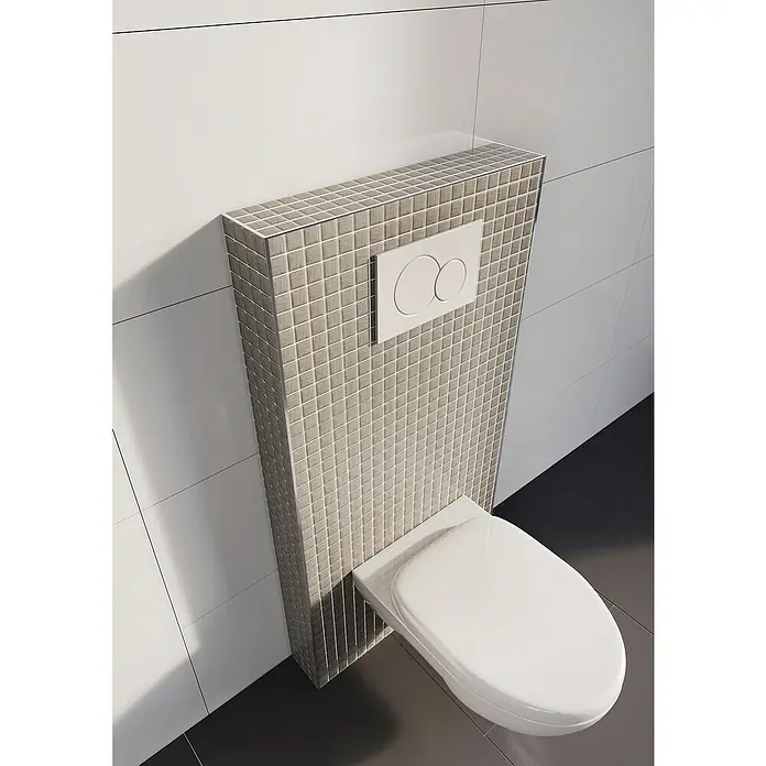 Ultrament Bauplatte Do it - 260 cm x 60 cm x 30 mm, Beschichtet - Ein eingebautes WC-System mit einer weißen Toilette und einer Betätigungsplatte, verkleidet mit Mosaikfliesen, die ein modernes Badezimmerdesign präsentiert.