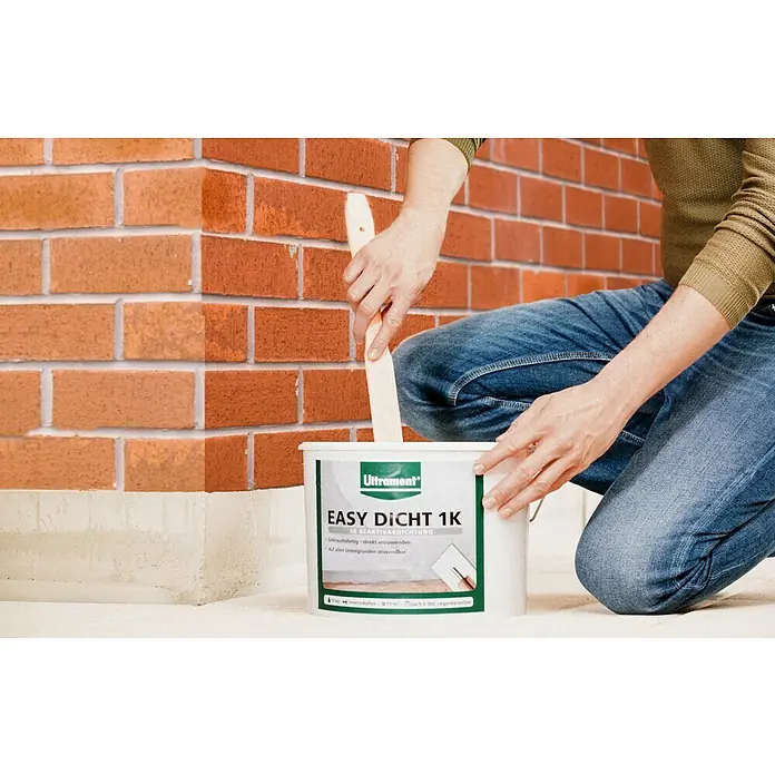 Ultrament Reaktivabdichtung Easy Dicht - 10 kg, 1-komponentig - Nahaufnahme von Ultrament EASY Dicht 1K-Eimer mit Person, die einen Holzstab zum Mischen verwendet.