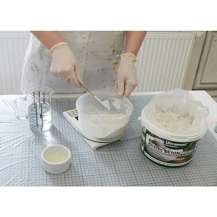Ultrament Beton-Gießmasse Bastel Beton WeissWeiß, 3,5 kg - Bastelbeton Weiss von Ultrament wird angemischt. Der weiße Beton eignet sich ideal für das Gießen in Kombination mit Pigmenten.