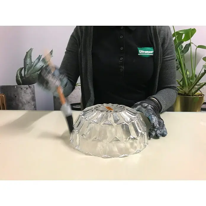 Ultrament Beton-Knetmasse Knet Beton WeissWeiss, 2,5 kg - Nahaufnahme einer durchsichtigen Kristallschale auf einem Tisch, die Licht und Textur hervorhebt.
