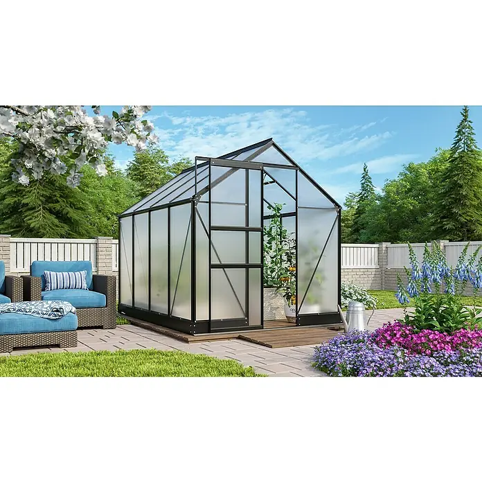Vitavia Gewächshaus Apollo 5000 - Außenmaß inkl. Dachüberstand (B x T): 195 x 261 cm, 6 mm, Schwarz - Bild eines Gewächshauses mit geöffneter Tür, umgeben von Gartenmöbeln und Blumen, das eine ruhige Gartenszene darstellt.