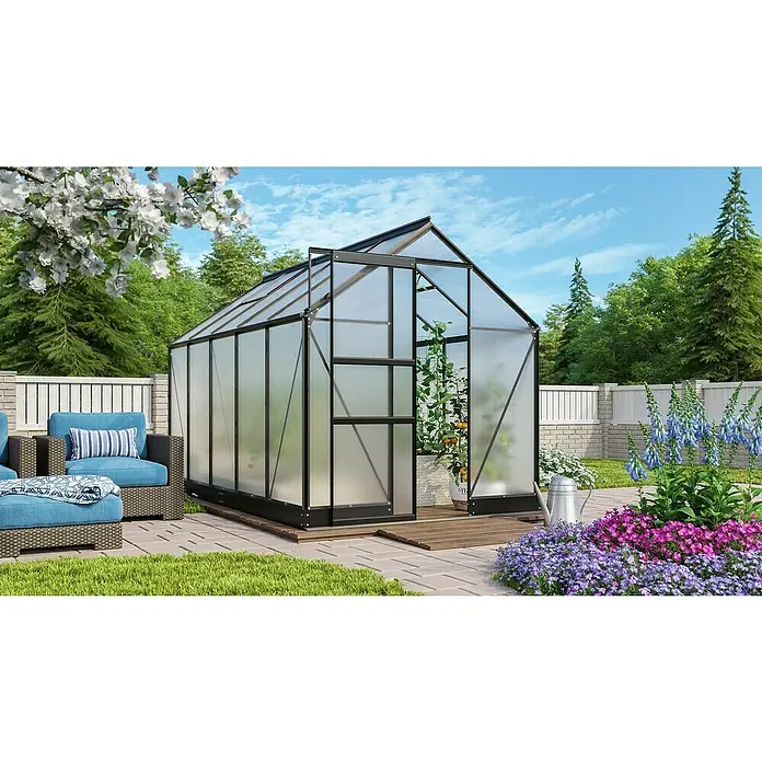 Vitavia Gewächshaus Apollo 6200Außenmaß inkl. Dachüberstand (B x T): 195 x 323 cm, 6 mm, Schwarz - Das Bild zeigt ein geräumiges Gewächshaus mit robustem Rahmen und klaren Paneelen, das einen idealen Raum für Pflanzenwachstum bietet.