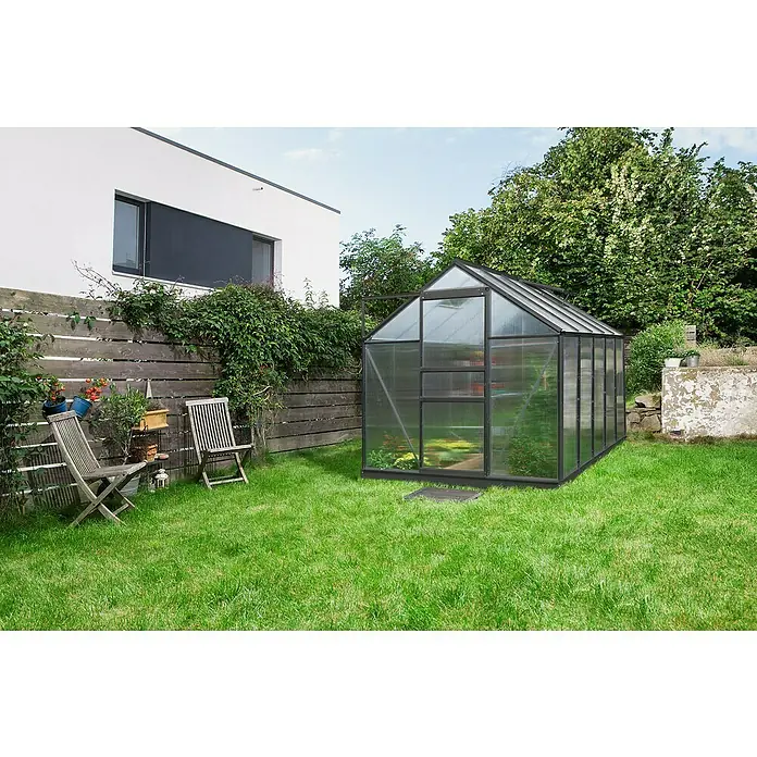 Vitavia Gewächshaus Venus 6200 - Außenmaß inkl. Dachüberstand (B x T): 195 x 321 cm, 6 mm, Schwarz - Das Bild zeigt ein Gewächshaus mit schwarzem Rahmen in einem Garten. Es bietet Schutz für Pflanzen und ermöglicht Anbau bei jedem Wetter.