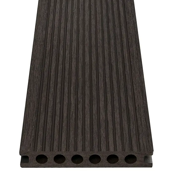 b!design Tablón para terraza WPC - 300 x 13,8 x 2,25 cm, Gris - Primer plano de una tabla de terraza WPC oscura con superficie acanalada y recortes redondos, ideal para espacios exteriores elegantes.