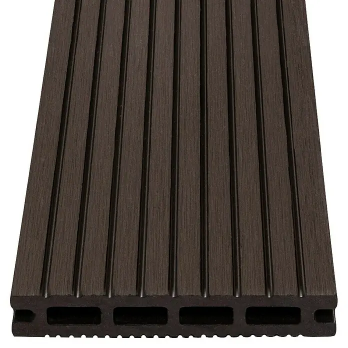 Tablón para terraza WPC Techwood - 300 x 13,5 x 2,1 cm, Marrón oscuro - Primer plano de una tabla de terraza de WPC marrón oscuro con ranuras y cámaras huecas para facilitar la instalación.