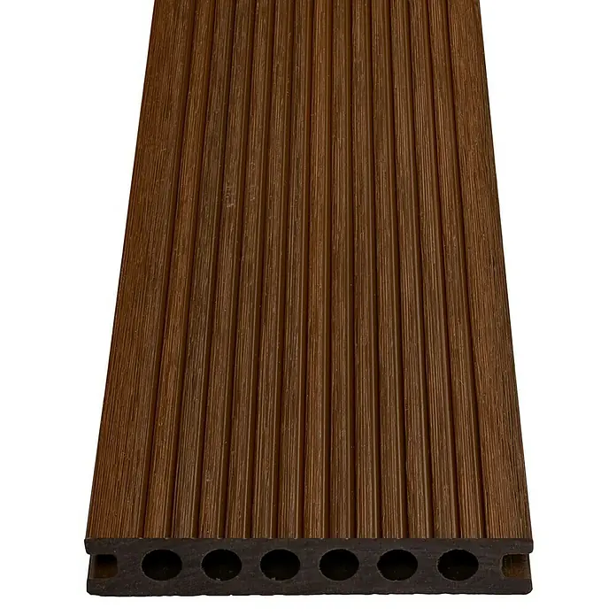 b!design Tablón para terraza WPC - 300 x 13,8 x 2,25 cm, Teca - Primer plano de una tabla de terraza de WPC marrón con superficie acanalada y perfil de cámara hueca para uso exterior.