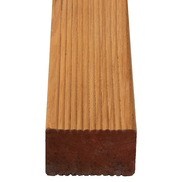 Unterkonstruktion Premium/Select - 300 x 7 x 4,5 cm, Bangkirai - Nahaufnahme eines geriffelten Holzpfostens mit roter Imprägnierung, der die Textur und die Holzmaserung hervorhebt.