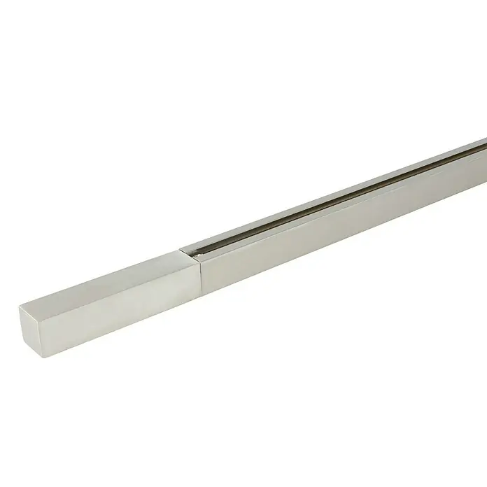 Expo Ambiente Endstück Go - Edelstahloptik, Geeignet für: 18 x 18 mm Profil - Nahaufnahme einer silbernen Stromschiene, die sich vor einem schwarzen Hintergrund erstreckt und ein modernes Beleuchtungssystem präsentiert.