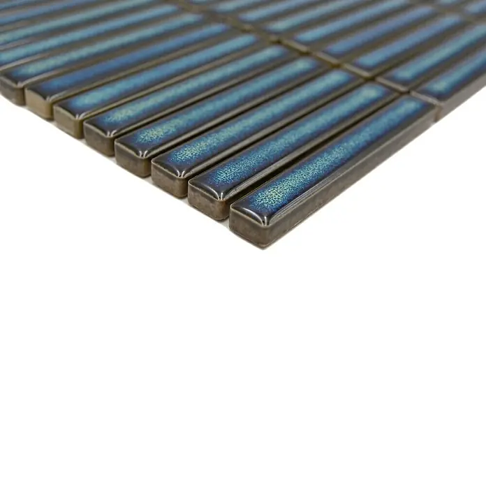 Mosaikfliese Kitkat Uni CG BBM 61 - 30,8 x 28,2 cm, Grün, Glänzend - Nahaufnahme von schmalen, rechteckigen, bläulich schimmernden Mosaikfliesen mit glänzender Oberfläche. Ideal für stilvolle Wand- und Bodengestaltungen.