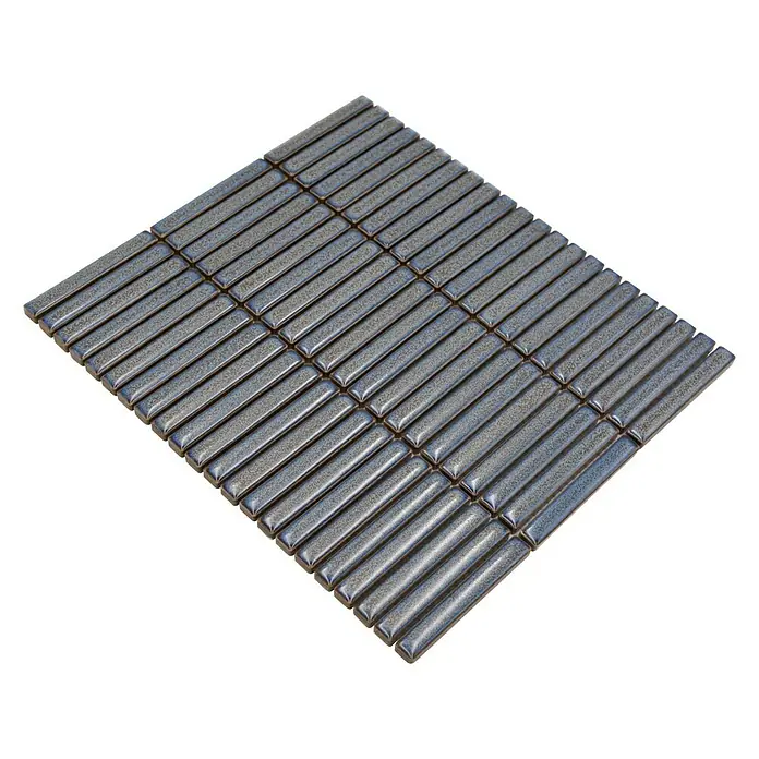 Mosaikfliese Kitkat Uni CG BBM 41 - 30,8 x 28,2 cm, Graublau, Glänzend - Nahaufnahme eines Mosaiks aus schmalen, länglichen, graublauen Keramikfliesen mit abgerundeten Kanten, die auf einem Netz angebracht sind.