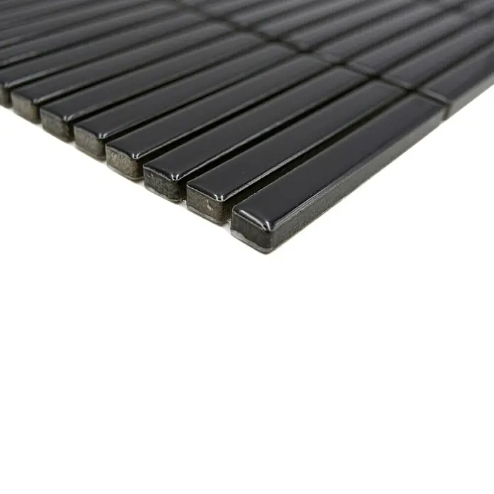 Mosaikfliese Kitkat Uni CG BBM 21 - 30,8 x 28,2 cm, Schwarz, Glänzend - Nahaufnahme von schwarzen Mosaikfliesen, die ein elegantes und modernes Design für Badezimmer oder Küchenrückwände bieten.