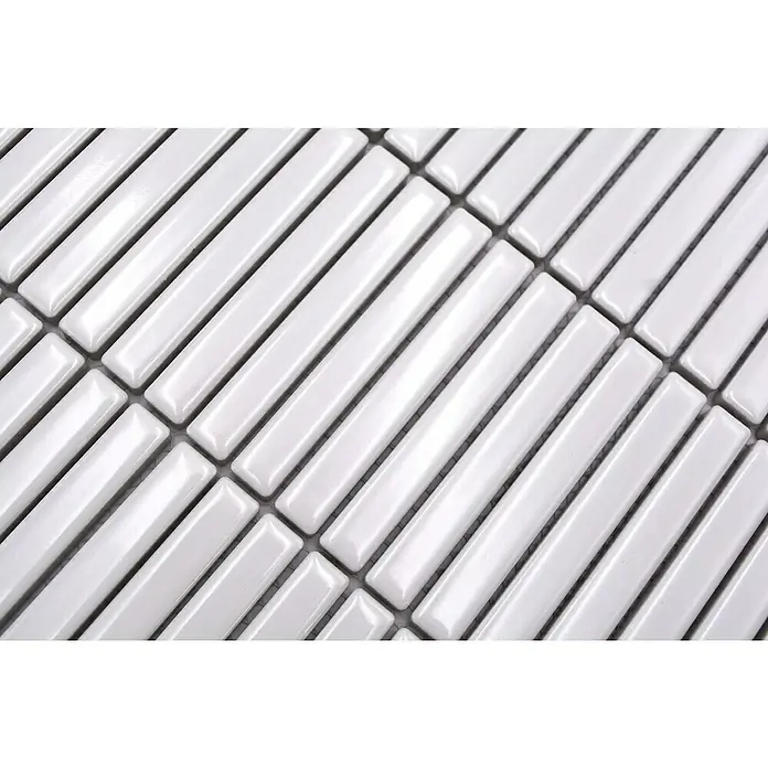 Mosaikfliese Kitkat Uni CG BBM 11 - 30,8 x 28,2 cm, Weiß, Glänzend - Nahaufnahme von glänzenden, weißen Mosaikfliesen. Ideal für moderne Badezimmer- oder Küchengestaltungen.