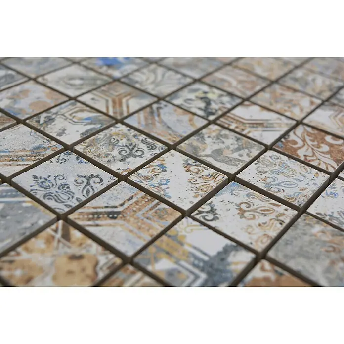 Mosaikfliese Quadrat Curtain 25 Strong Colour Mix CV 25MSC - 29,5 x 29,5 cm, Beige/Braun, Matt - Nahaufnahme von dekorativen Mosaikfliesen mit komplizierten Mustern in Beige-, Blau- und Grautönen, perfekt für stilvolle Innenräume.