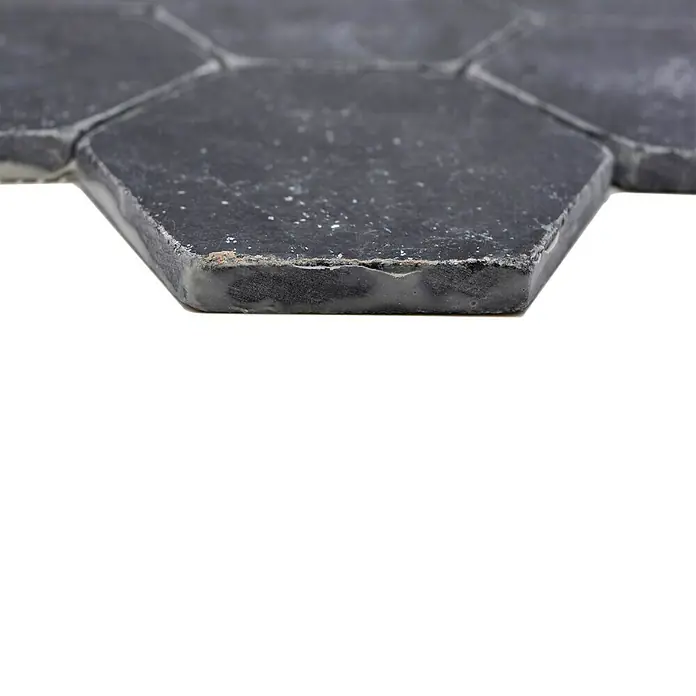 Mosaikfliese Hexagon Nero Antique Marble XNT HX143 - 19,9 x 26,2 cm, Schwarz, Matt - Nahaufnahme von schwarzen Sechseckfliesen, die eine dunkle und stilvolle Oberfläche für Innenräume bieten.