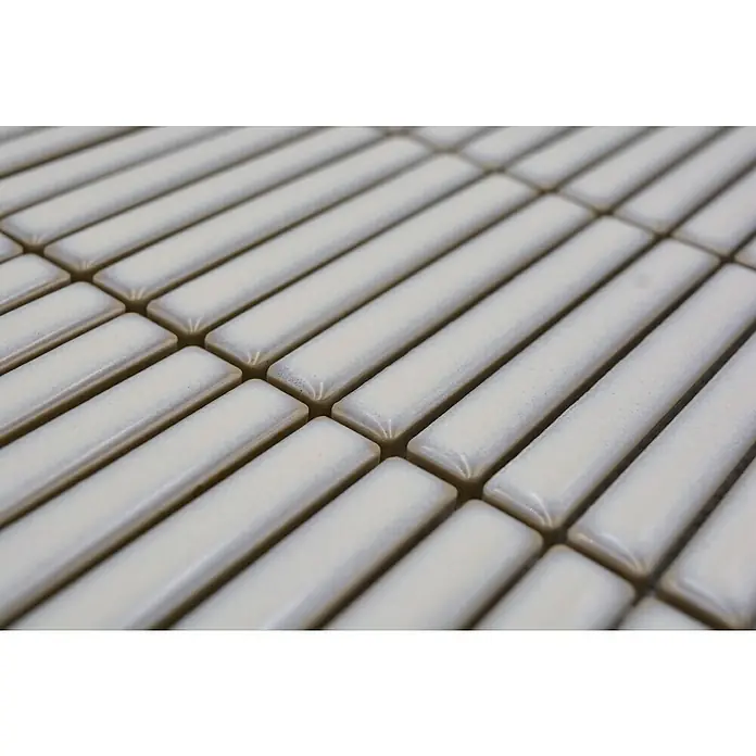 Mosaikfliese Kitkat Uni CG BBM 31 - 30,8 x 28,2 cm, Altweiß, Glänzend - Nahaufnahme von länglichen, glänzenden, cremefarbenen Mosaikfliesen. Ideal für Bad, Küche oder als dekoratives Gestaltungselement.