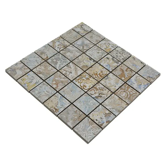 Mosaikfliese Quadrat Curtain 47 Mixlight Colour CS 47MLC - 29,5 x 29,5 cm, Beige/Braun, Matt - Quadratisches Mosaikfliesenmuster mit einem komplexen, dekorativen Design in Beige, Blau und Braun auf schwarzem Hintergrund.
