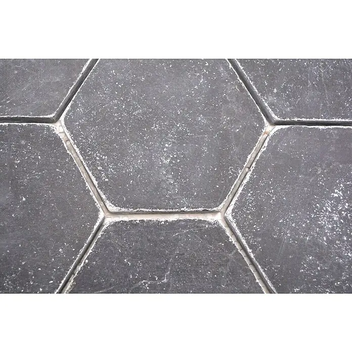 Mosaikfliese Hexagon Nero Antique Marble XNT HX143 - 19,9 x 26,2 cm, Schwarz, Matt - Nahaufnahme von sechseckigen, dunkelgrauen Bodenfliesen mit hellgrauen Fugen, die ein modernes und stilvolles Muster bilden.