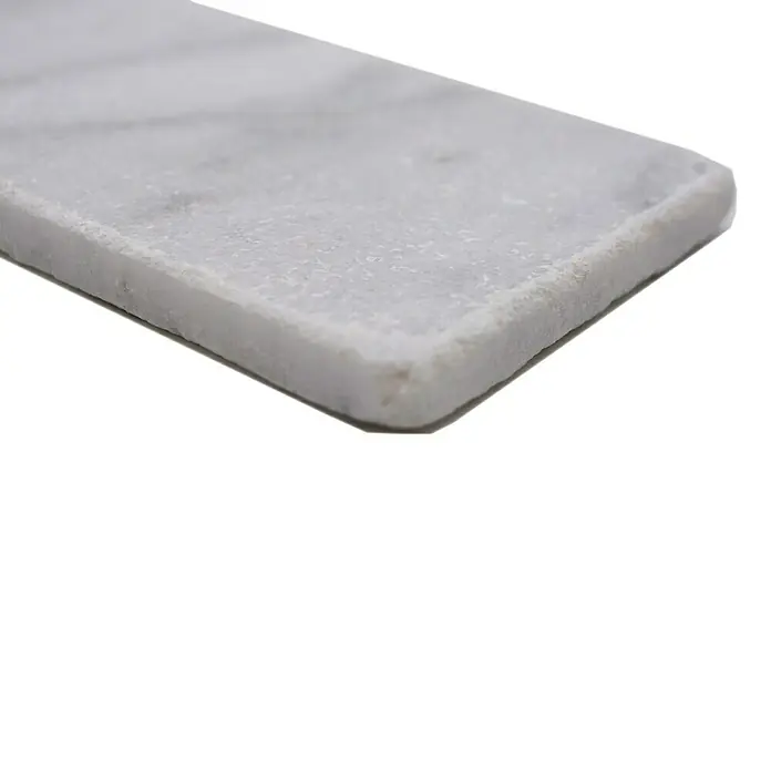 Antikmarmorfliese Ibiza White - 15 x 7,5 cm, Weiß, Matt - Nahaufnahme einer rechteckigen, weißen Marmorplatte mit abgerundeten Kanten, ideal für Küchen- oder Dekorationszwecke.