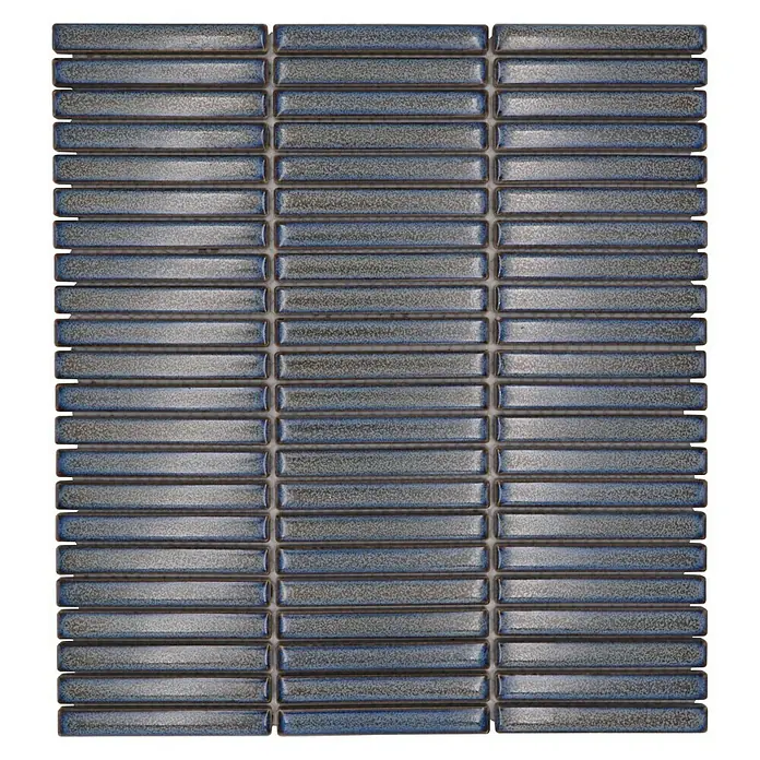 Mosaikfliese Kitkat Uni CG BBM 41 - 30,8 x 28,2 cm, Graublau, Glänzend - Nahaufnahme eines Musters aus länglichen, blau glasierten Keramikfliesen, ideal für moderne Wandgestaltungen.