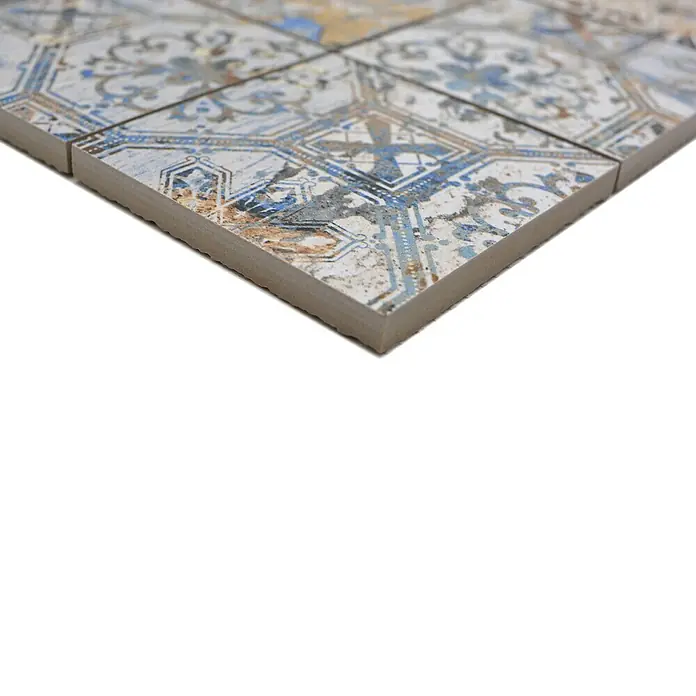 Mosaikfliese Quadrat Curtain 95 Strong Colour Mix CV 95MSC - 29 x 29 cm, Beige/Braun/Blau, Matt - Nahaufnahme eines Dekorbodens mit detailreichen Mustern in Blau-, Gold- und Grautönen auf weißem Grund.