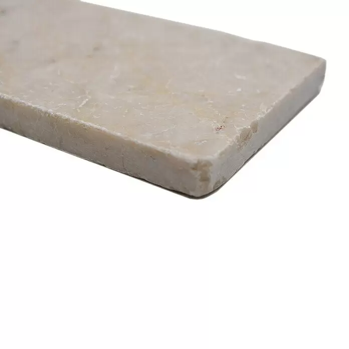 Antikmarmorfliese Botticino Antique Marble - 7,5 x 15 cm, Beige, Matt - Helle beige rechteckige Steinplatte mit natürlicher Maserung und texturierten Kanten.
