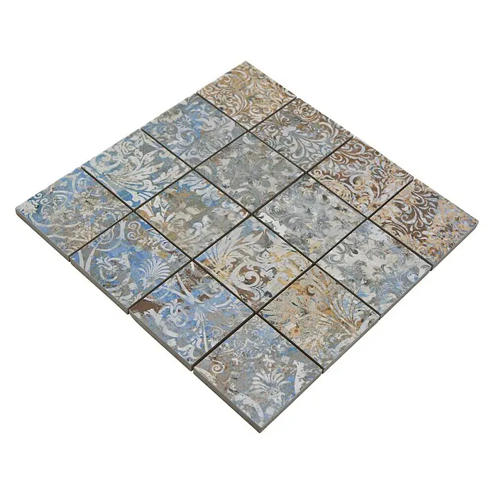 Mosaikfliese Quadrat Curtain 71 Strong Colour Mix CV 71MSC - 29 x 29 cm, Beige/Braun/Blau, Matt - Nahaufnahme einer quadratischen Fliesenanordnung mit blau-goldenen, verzierten Mustern auf einem schwarzen Hintergrund.