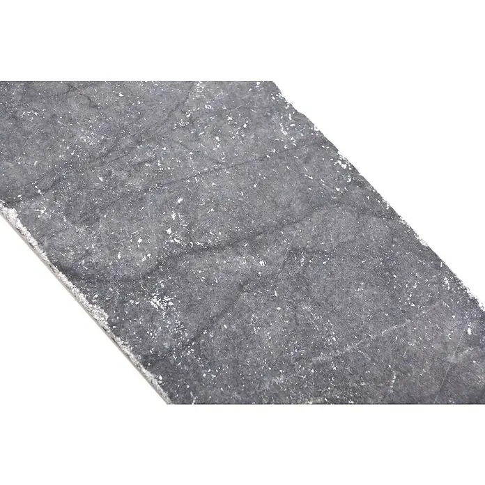 Antikmarmorfliese Nero - 7,5 x 15 cm, Schwarz, Matt - Nahaufnahme einer grauen Schieferplatte mit weißen Flecken, die eine raue Textur und natürliche Muster auf der Oberfläche zeigt.