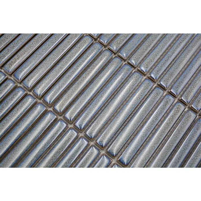 Mosaikfliese Kitkat Uni CG BBM 41 - 30,8 x 28,2 cm, Graublau, Glänzend - Nahaufnahme von länglichen, blau-grauen Keramikfliesen mit glänzender Oberfläche, die diagonal angeordnet sind und ein modernes Muster bilden.