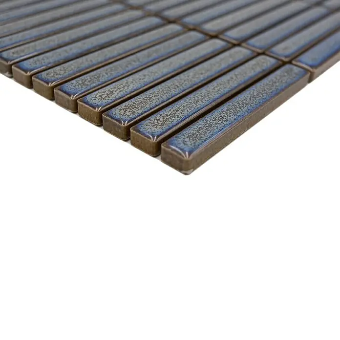 Mosaikfliese Kitkat Uni CG BBM 41 - 30,8 x 28,2 cm, Graublau, Glänzend - Nahaufnahme von dunkelblauen, rechteckigen Mosaikfliesen mit braunen Kanten, die ein stilvolles und modernes Design zeigen.
