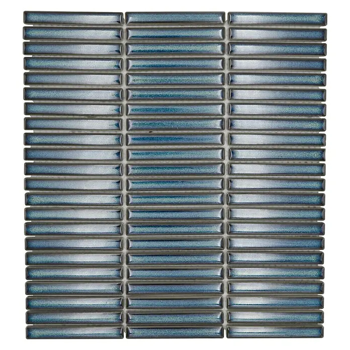 Mosaikfliese Kitkat Uni CG BBM 61 - 30,8 x 28,2 cm, Grün, Glänzend - Nahaufnahme eines Mosaiks aus länglichen, blau schimmernden Glasfliesen, die ein elegantes und modernes Design für Badezimmer oder Küchen darstellen.