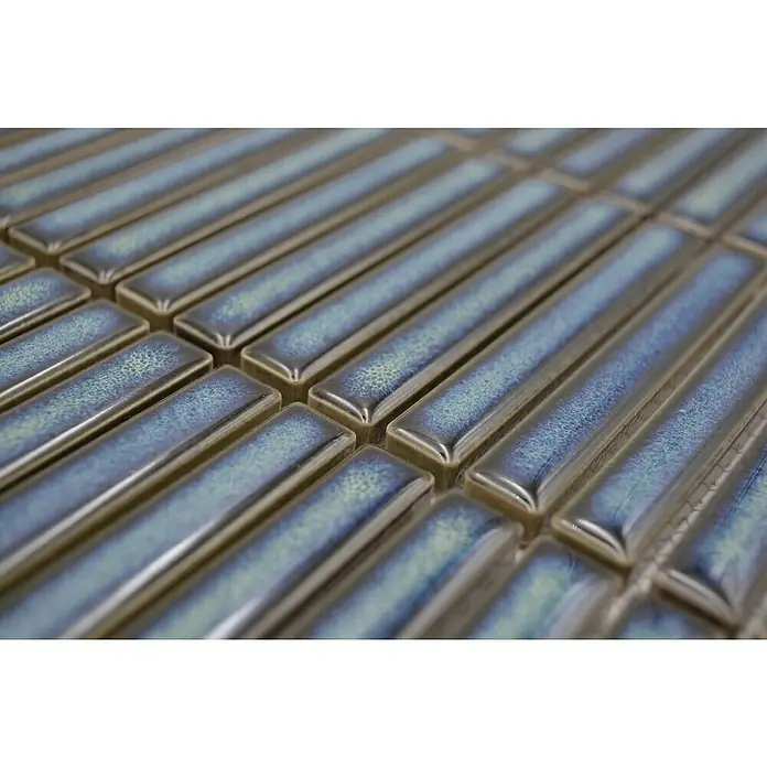 Mosaikfliese Kitkat Uni CG BBM 61 - 30,8 x 28,2 cm, Grün, Glänzend - Nahaufnahme von länglichen, blau-beigen Keramikfliesen mit glänzender Oberfläche, die ein modernes Muster bilden.