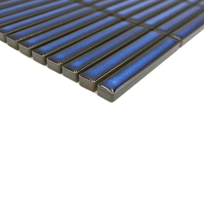 Mosaikfliese Kitkat Uni CG BBM 51 - 30,8 x 28,2 cm, Kobaltblau, Glänzend - Detailaufnahme von blauen Mosaikfliesen, die ein elegantes und modernes Design für Badezimmer oder Küchenrückwände bieten.