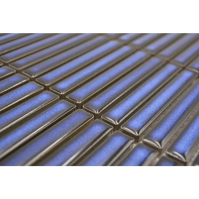 Mosaikfliese Kitkat Uni CG BBM 51 - 30,8 x 28,2 cm, Kobaltblau, Glänzend - Nahaufnahme eines Musters aus länglichen, rechteckigen blauen Keramikfliesen mit glänzender Oberfläche und abgerundeten Kanten.