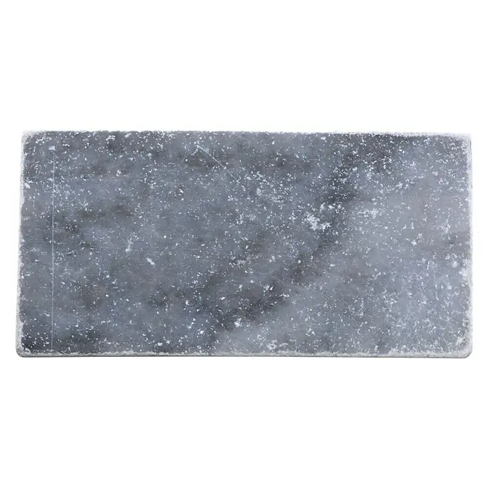 Antikmarmorfliese Bardiglio Antique Marble - 7,5 x 15 cm, Anthrazit, Matt - Nahaufnahme eines rechteckigen, grauen Marmorstücks mit leichten Maserungen und abgerundeten Kanten auf schwarzem Hintergrund.