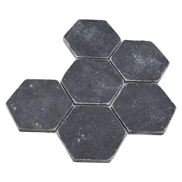 Mosaikfliese Hexagon Nero Antique Marble XNT HX143 - 19,9 x 26,2 cm, Schwarz, Matt - Eine Nahaufnahme von schwarzen, sechseckigen Mosaikfliesen mit einer leicht strukturierten Oberfläche auf schwarzem Hintergrund.