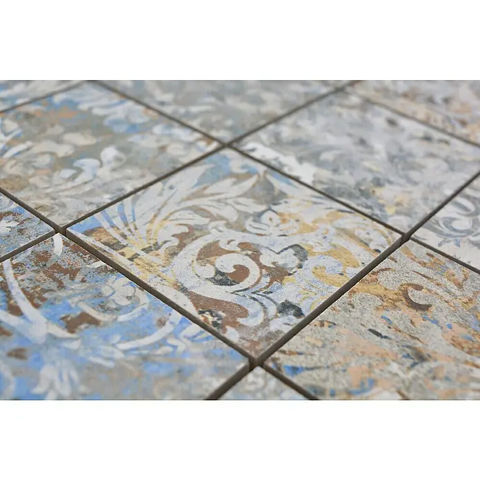 Mosaikfliese Quadrat Curtain 71 Strong Colour Mix CV 71MSC - 29 x 29 cm, Beige/Braun/Blau, Matt - Nahaufnahme von quadratischen Fliesen mit floralem Muster in Blau, Gold und Braun, die eine stilvolle und dekorative Oberfläche bilden.