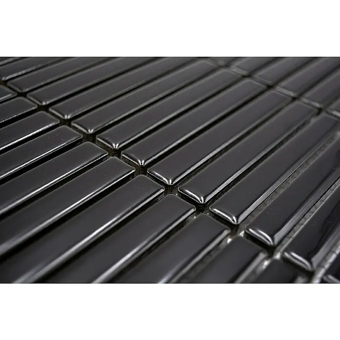 Mosaikfliese Kitkat Uni CG BBM 21 - 30,8 x 28,2 cm, Schwarz, Glänzend - Nahaufnahme von glänzenden, rechteckigen, schwarzen Mosaikfliesen. Perfekt für moderne Akzente in Küche und Bad, ein stilvolles Detail für jedes Interieur.
