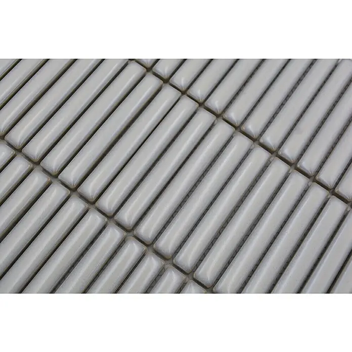 Mosaikfliese Kitkat Uni CG BBM 31 - 30,8 x 28,2 cm, Altweiß, Glänzend - Nahaufnahme von hellgrauen, länglichen Mosaikfliesen, die diagonal angeordnet sind und eine moderne, elegante Oberfläche zeigen.