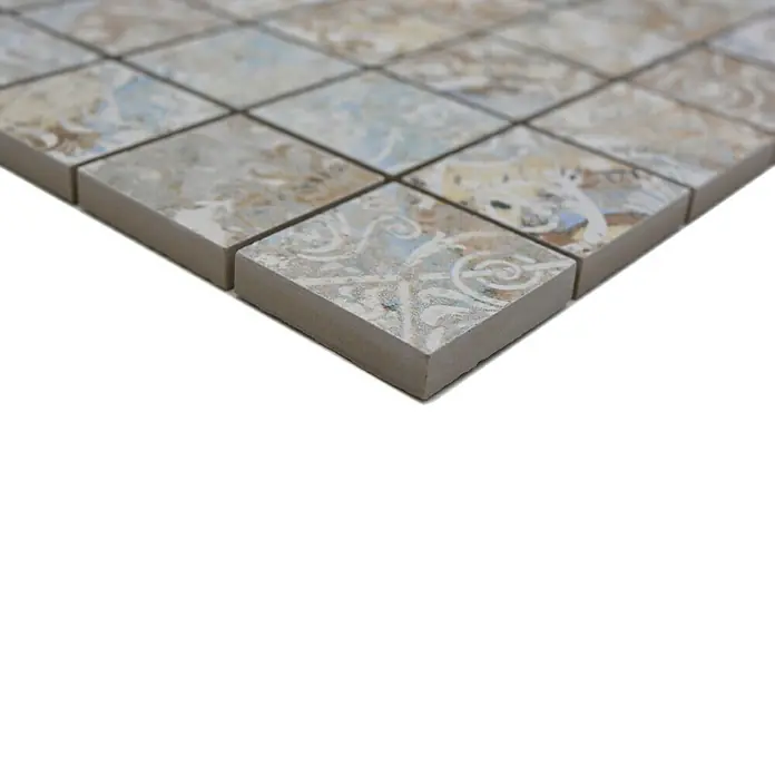 Mosaikfliese Quadrat Curtain 47 Mixlight Colour CS 47MLC - 29,5 x 29,5 cm, Beige/Braun, Matt - Nahaufnahme eines Musters aus quadratischen Fliesen mit einem floralen Design in Beige- und Blautönen, ideal für stilvolle Wand- und Bodengestaltungen.