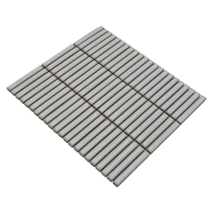 Mosaikfliese Kitkat Uni CG BBM 31 - 30,8 x 28,2 cm, Altweiß, Glänzend - Rechteckige graue Keramikfliesen, die in einem regelmäßigen Muster angeordnet sind und eine moderne Oberfläche bilden.