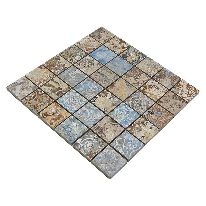 Mosaikfliese Quadrat Curtain 47 Strong Colour Mix CV 47MSC - 29,5 x 29,5 cm, Beige/Braun/Blau, Matt - Nahaufnahme eines Mosaiks aus Vintage-Fliesen in verschiedenen Farben und Mustern, ideal für Wand- oder Bodendekorationen.