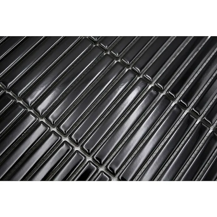 Mosaikfliese Kitkat Uni CG BBM 21 - 30,8 x 28,2 cm, Schwarz, Glänzend - Nahaufnahme von glänzenden, schwarzen Mosaikstäbchen, die ein modernes und elegantes Design für Wand- oder Bodenbeläge bieten.