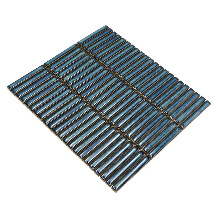 Mosaikfliese Kitkat Uni CG BBM 61 - 30,8 x 28,2 cm, Grün, Glänzend - Nahaufnahme eines Blattes mit schimmernden, blau-schwarzen Mosaikfliesen in Stäbchenform auf einem schwarzen Hintergrund.